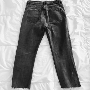 HIGH RISE FRINGE ANKLE JEANS